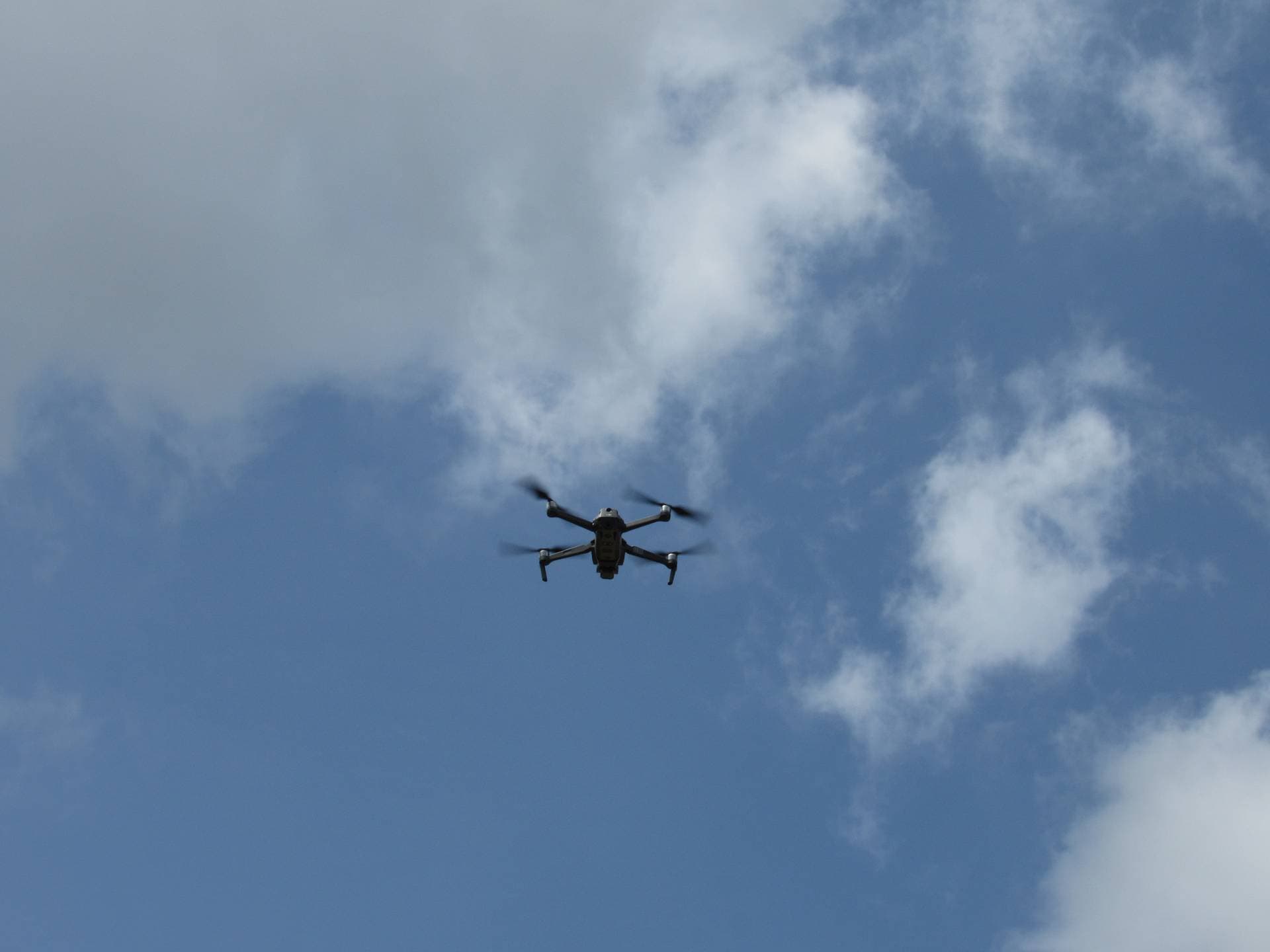 Drone en vuelo contra el cielo