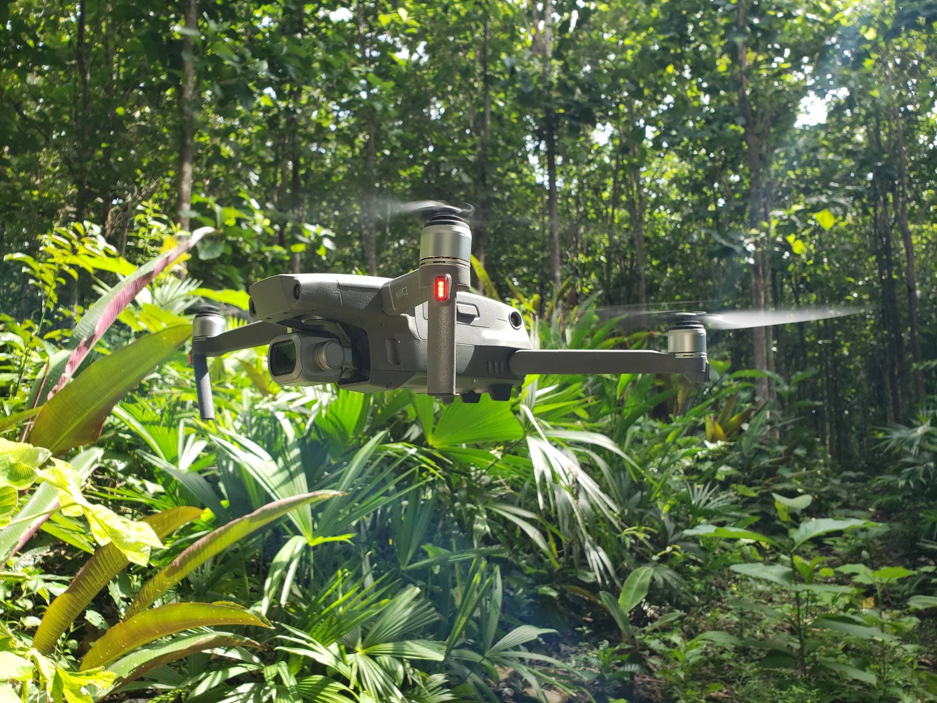 Drone Mavic en la selva antes de un levantamiento