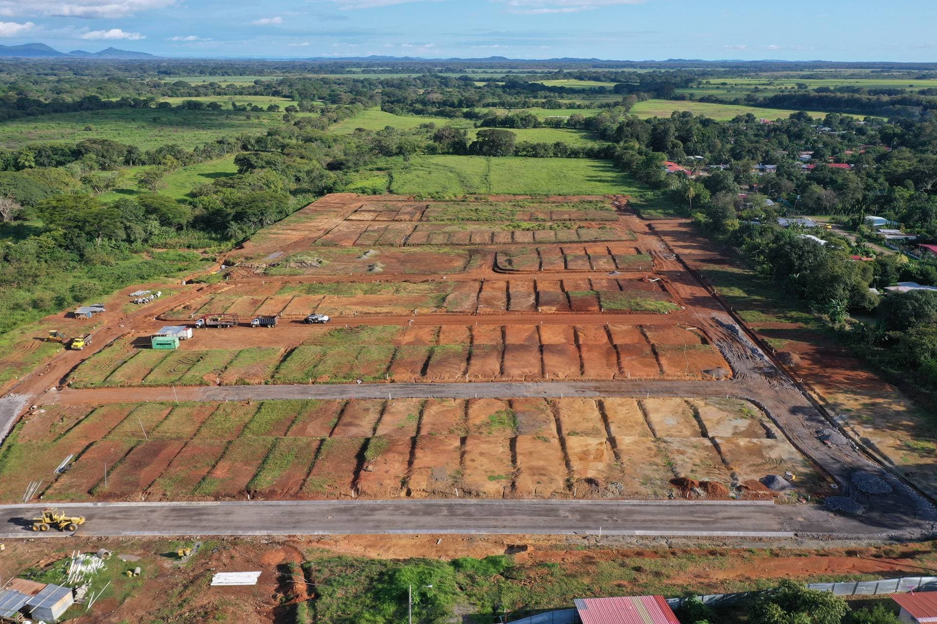 Vista aérea de una lotificación en obra capturada con drone